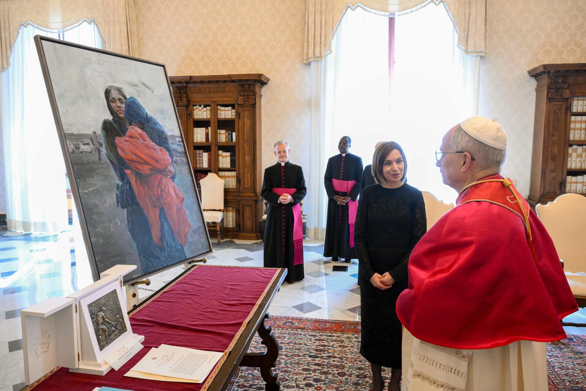 CĂTĂ ÎN FAMILIA MAIEI SANDU: CHI A PAGINAT VIATORUL LA VATICAN?